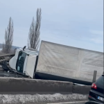 Camion de 7.5 tone rasturnat la Pod Chitila